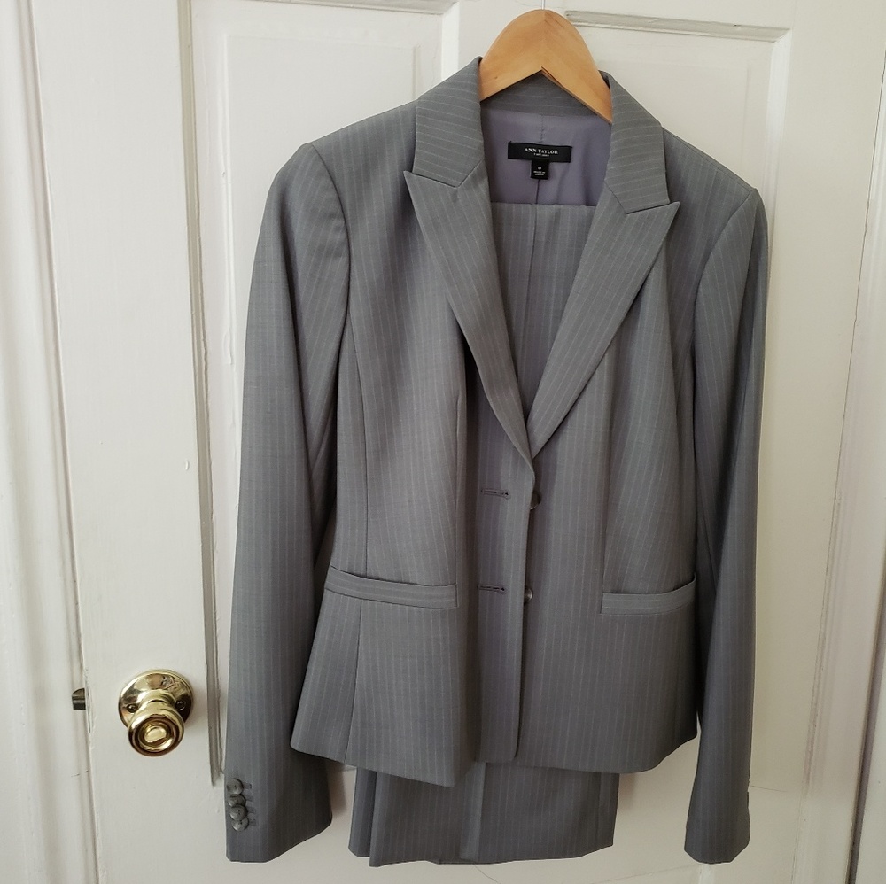 Gorgeous Ann Taylor Grey Pinstripe Pant Suit Sz 0